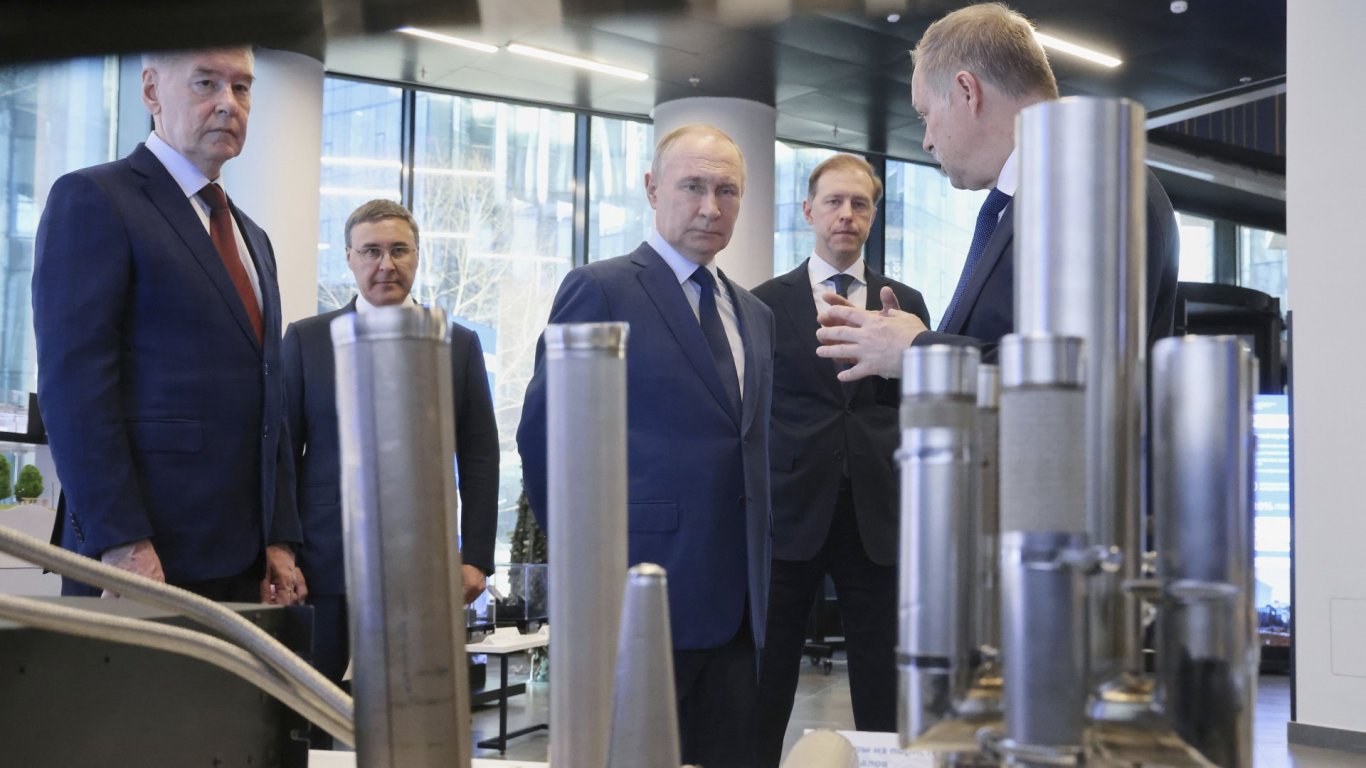 Путин има "грандиозни" планове за Космоса с Китай, сравни Мъск с Бащата на съветската космонавтика