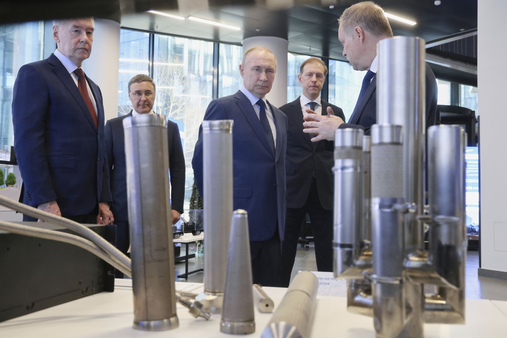 Руският президент Владимир Путин (в средата) посещава днес Московския държавен технически университет „Бауман“

