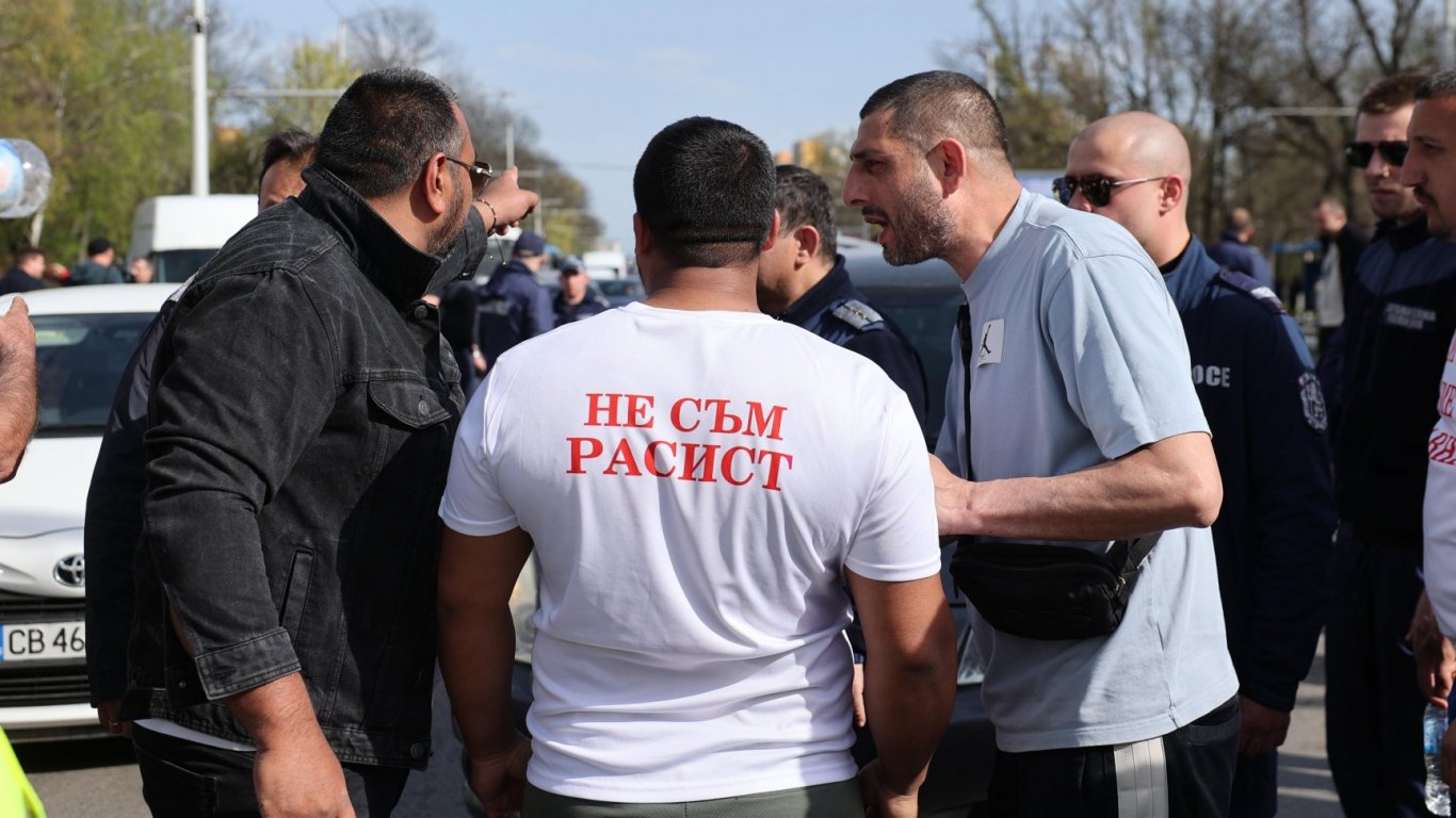 Протестиращи заради събореното гето в "Захарна фабрика" блокираха ключово кръстовище (снимки)