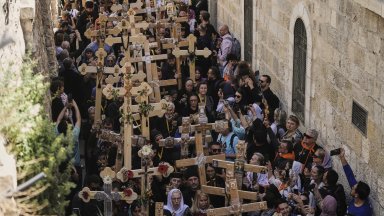 Хиляди поклонници се включиха в традиционното шествие по Кръстния път
