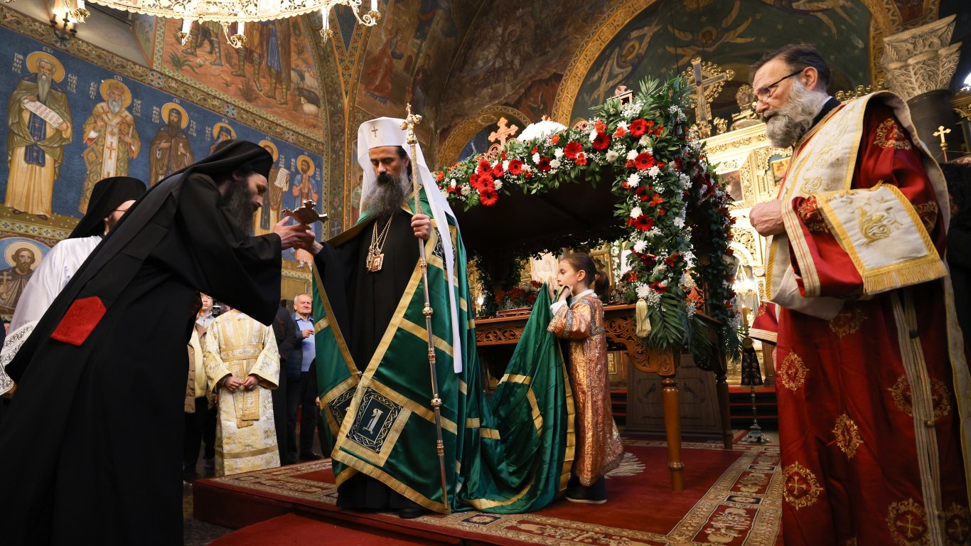 Патриарх Даниил: Да утихнем от цялата залисия, всичко да оставим, защото този ден на кръста Господ е сам