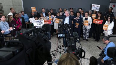 Виж още Апелативен съд в САЩ потвърди спирането на плана