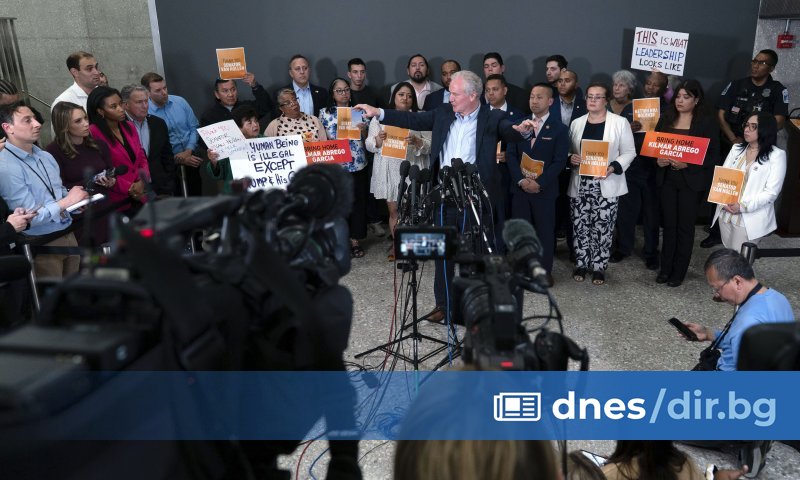 Виж още Апелативен съд в САЩ потвърди спирането на плана