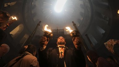 Благодатният огън се спусна на Велика събота в навечерието на