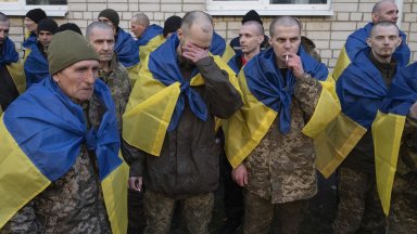 Русия и Украйна съобщиха днес че са освободили стотици в