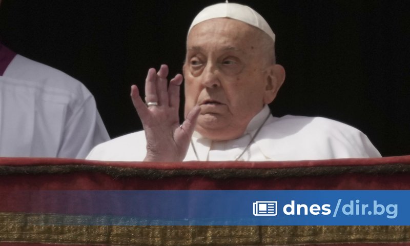 Папа Франциск се появи за кратко днес, за да благослови