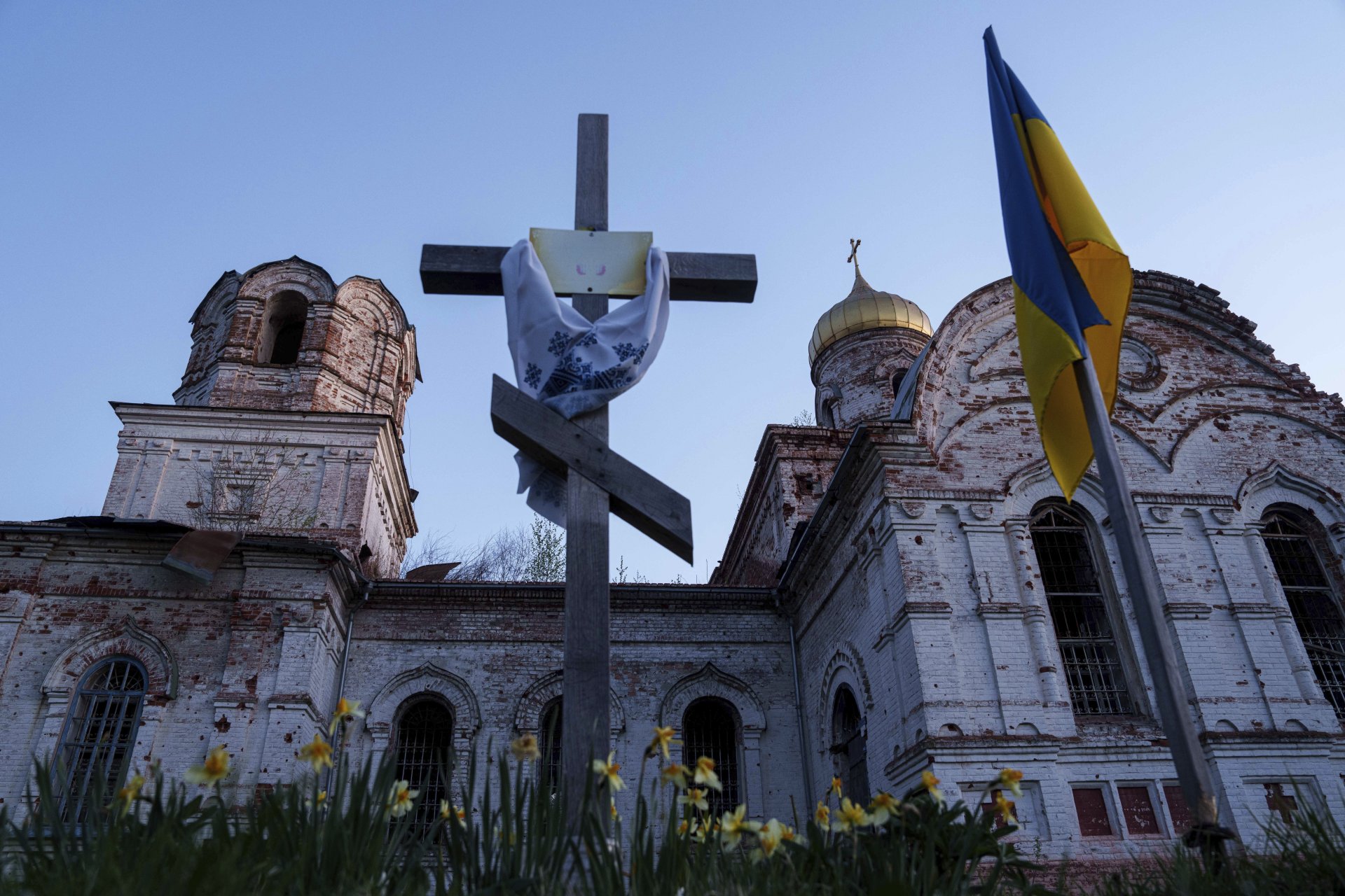 Църква, полуразрушена в боевете между руски и украински сили, по време на честването на Великден в село Лукашивка, Украйна, в неделя, 20 април 2025 г.