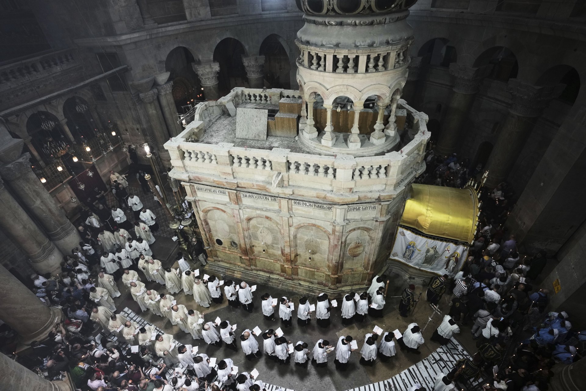 Великденската неделна литургия, водена от латинския патриарх на Йерусалим кардинал Пиербатиста Пицабала, в църквата на Божи гроб, където според традицията Исус е бил разпнат и погребан.