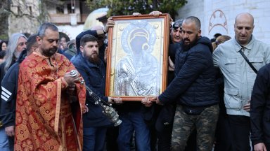 На втория ден от Великден стотици вярващи от цялата страна