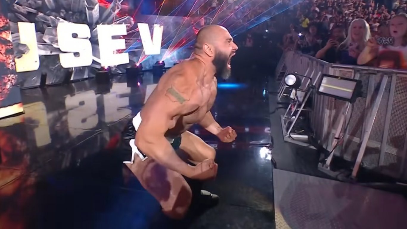 Българският кечист Русев се завърна зрелищно в WWE (видео)