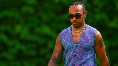 Люис Хамилтън опипа и страстно нацелува Ким Кардашиян на плажа (снимки)