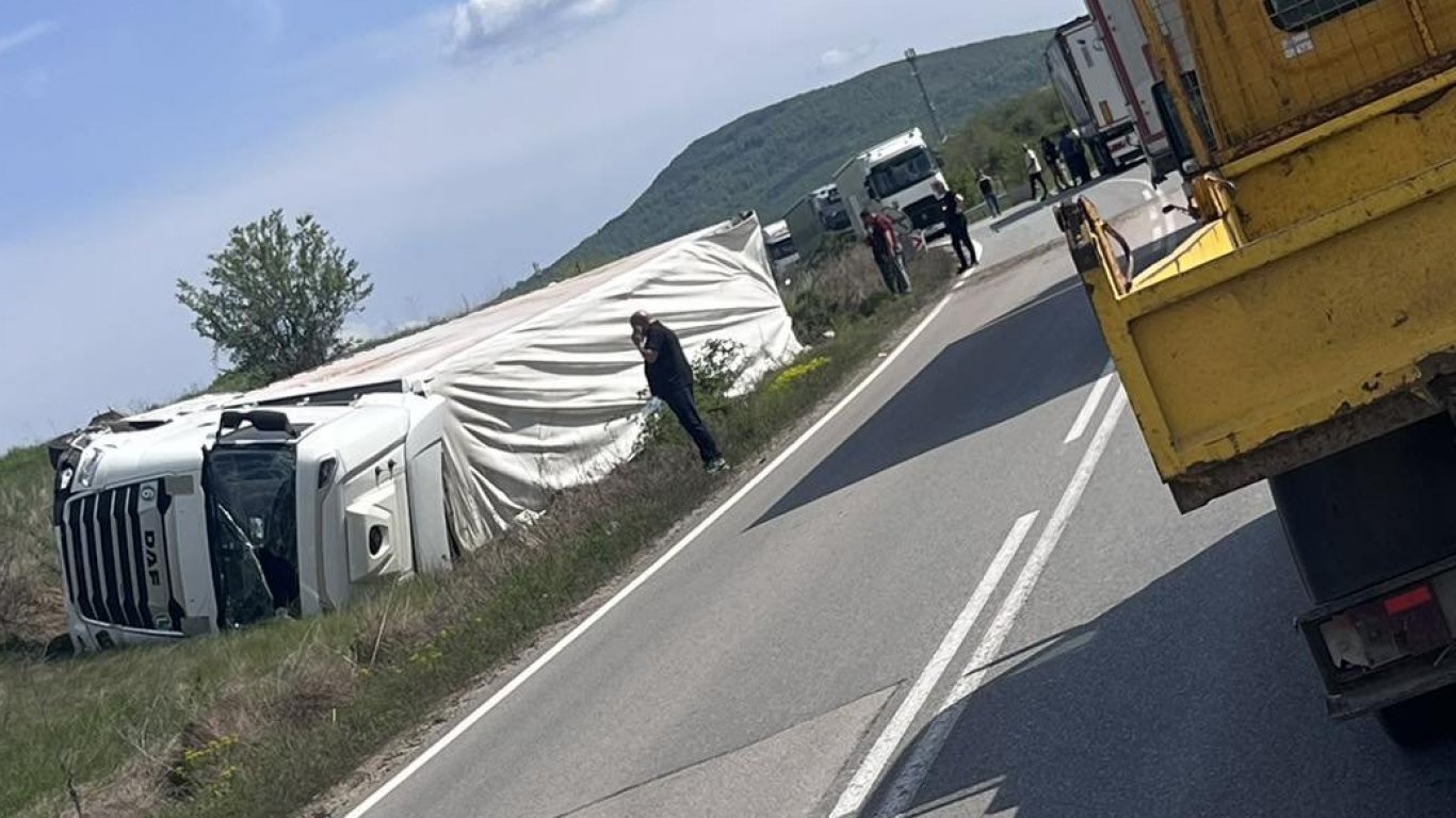 Удар между два тира и верижен сблъсък блокираха пътя за "Петрохан" и Е-79, има пострадали