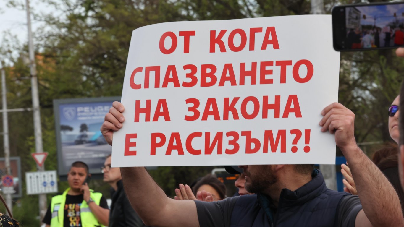 Жители на "Захарна фабрика" на протест, искат равни права с хората от незаконното гето (снимки)