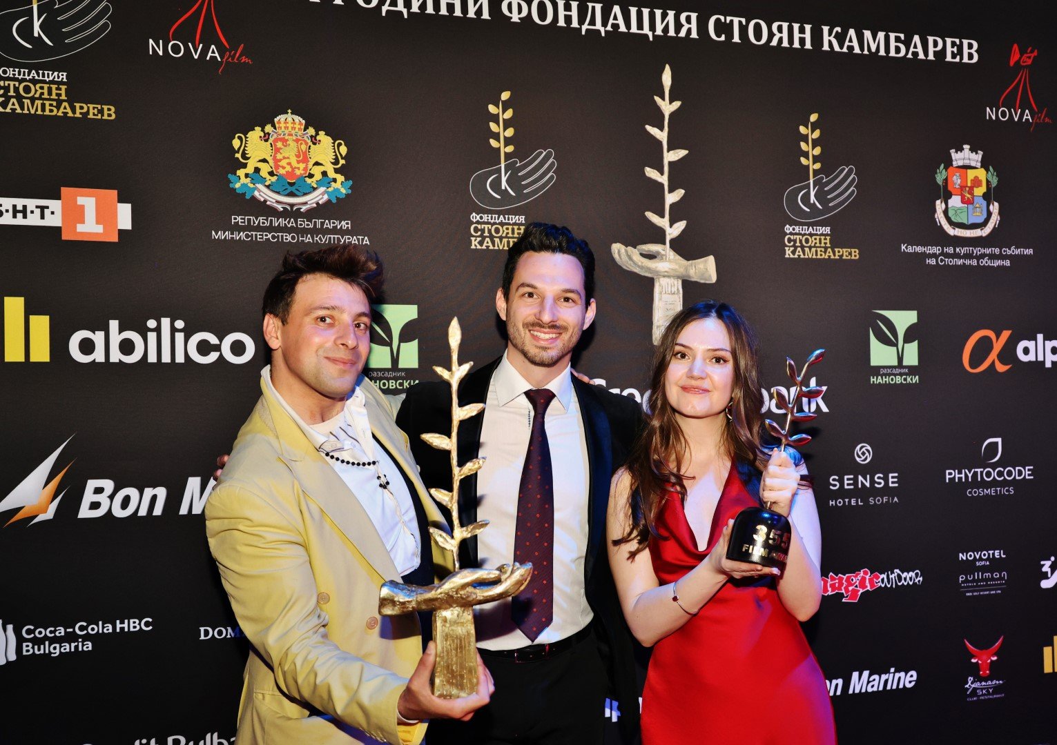 Йосиф Камбарев (в средата) с двамата победители Исус Ангелов и Симона Евстатиева на Стената на славата