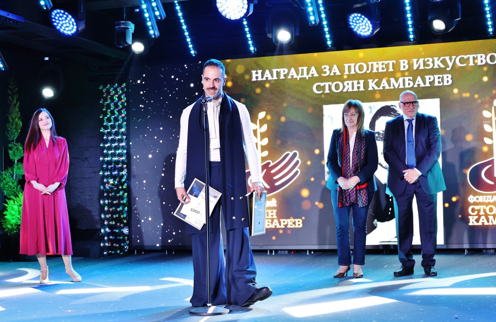Хореографът и режисьор Коста Каракашян с наградите си