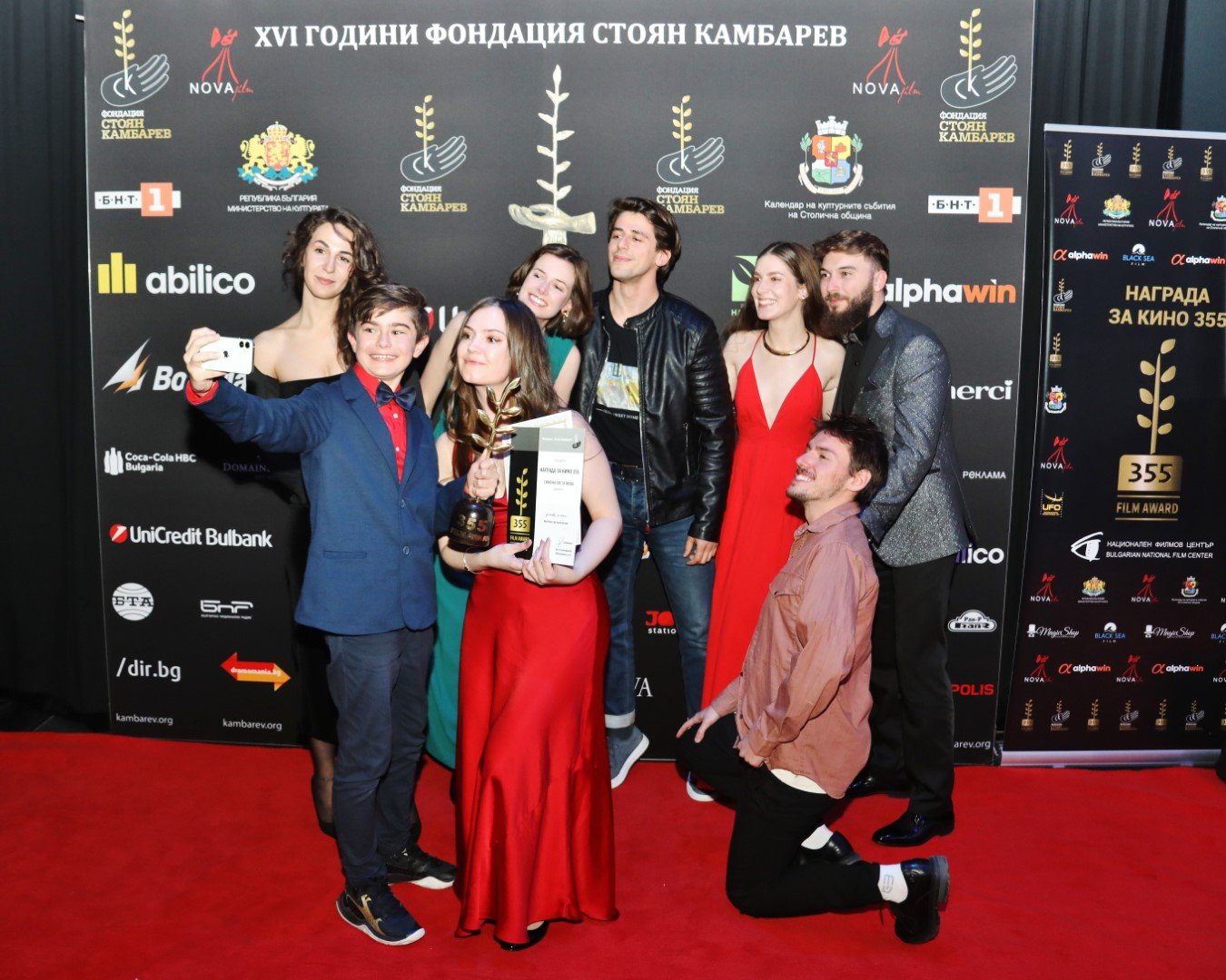 Симона Евстатиева с екипа на филма й "Щъркелът" на Стената на славата.