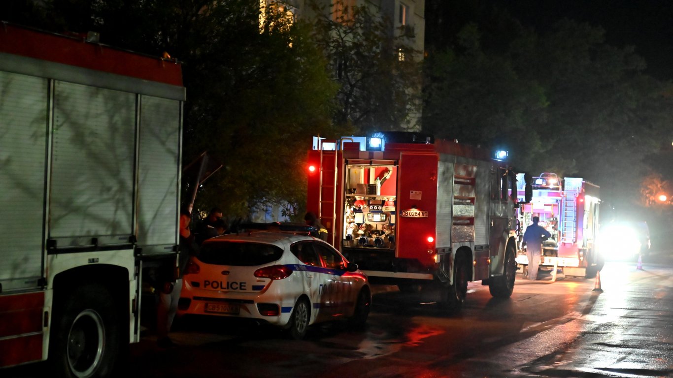 Пламна покрив на триетажна къща в Пловдив, пожар горя и в блок в София (снимки/видео)