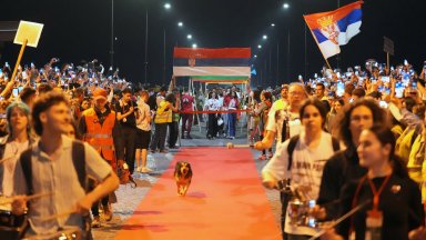 Хиляди хора посрещнаха група сръбски студенти които този месец изминаха