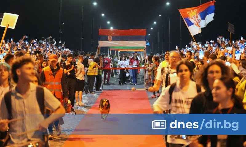 Хиляди хора посрещнаха група сръбски студенти, които този месец изминаха