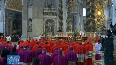 Тялото на покойния папа Франциск положено в отворен ковчег днес