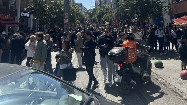 Стотици хиляди жители и гости на турския мегаполис Истанбул излязоха по