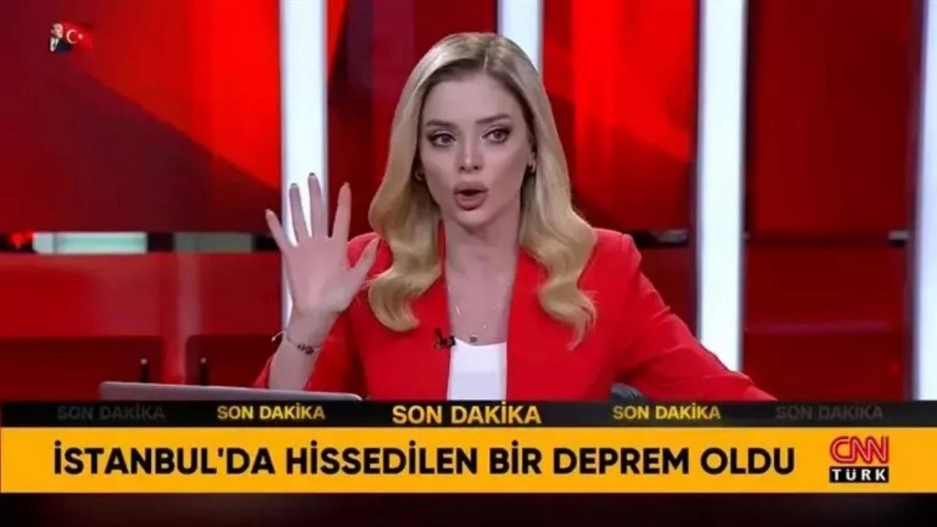 Трусът край Истанбул разклати в ефир студиото на CNN Türk (видео)