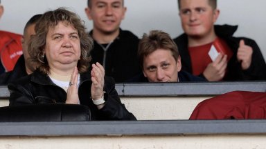 Политически престрелки предизвика спортен екип на парламентарната председателка облечен от