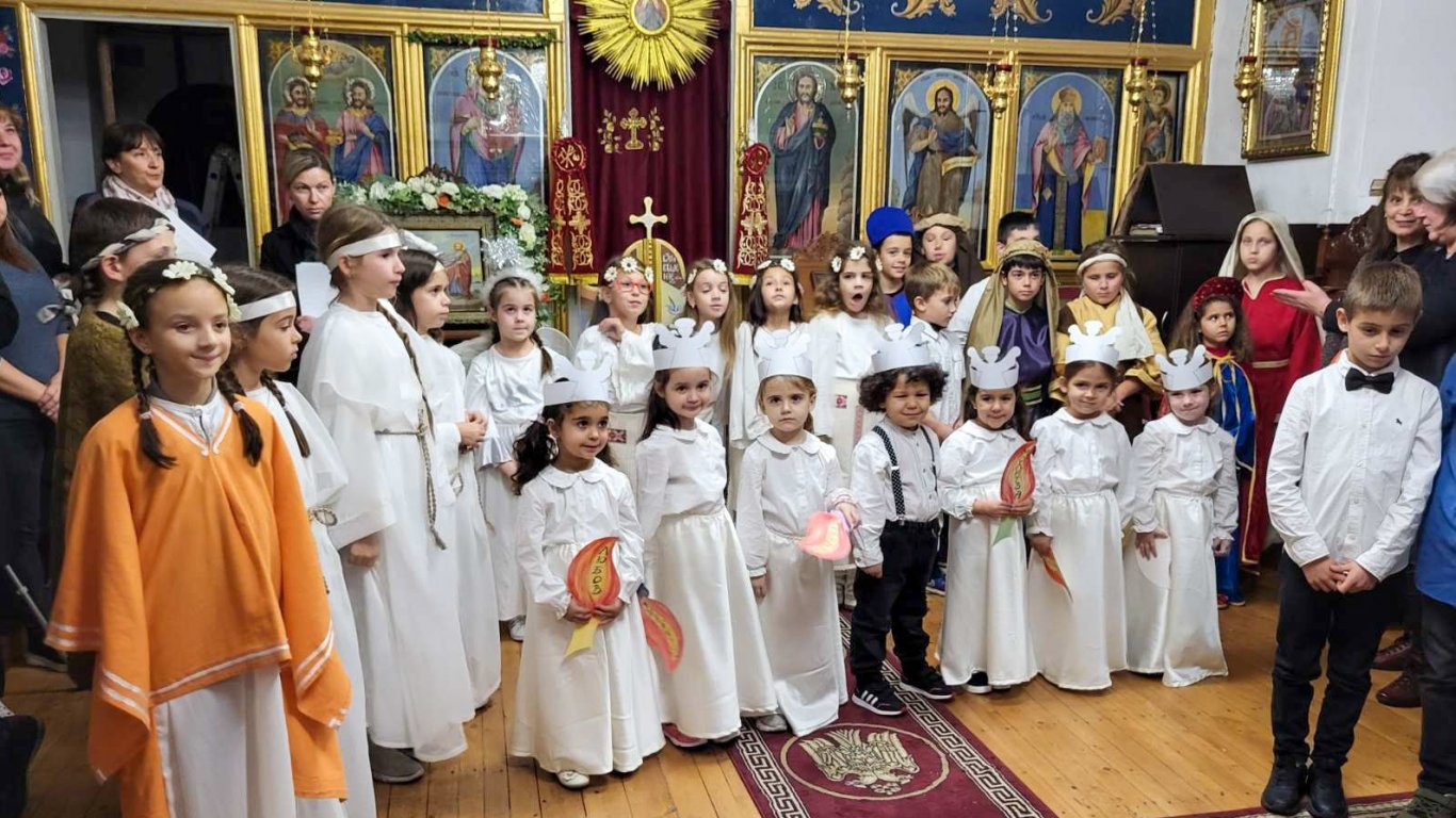 Ученици от първи и трети клас на училище „Пенчо Славейков" в с. Белащица, Пловдивско, които изучават вероучение в извънкласна форма, заедно с деца от местната детска градина, представят възстановка на Въведение Богородично