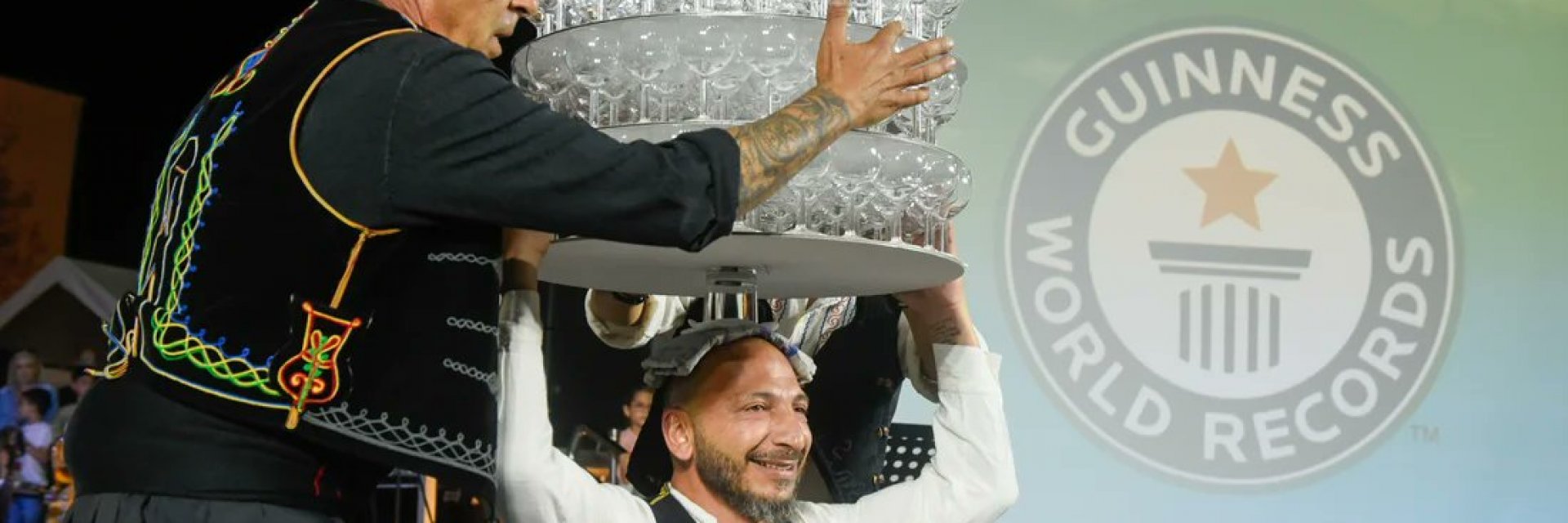 Кипърски танцьор  с 416 чаши на главата счупи рекорд на Гинес (видео)