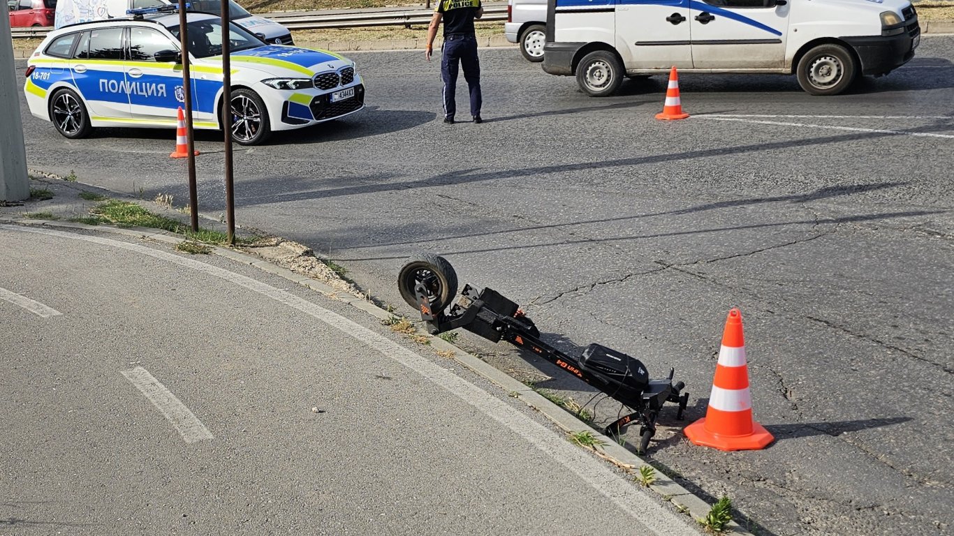 Автомобил блъсна деца на тротинетка в Харманли, едното е с опасност за живота