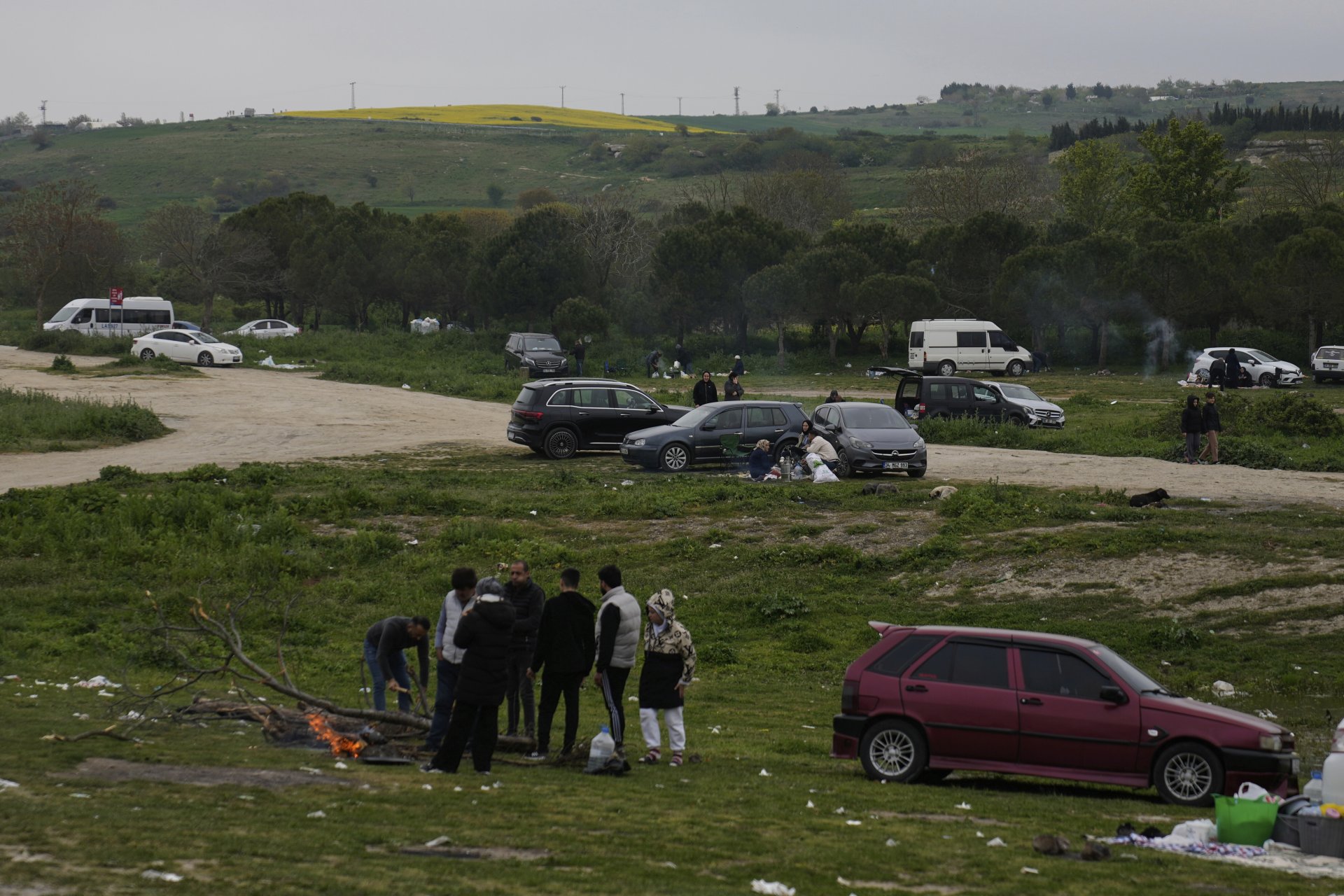Страхът от продължаващите трусове накара много жители на Истанбул да прекарат нощта навън