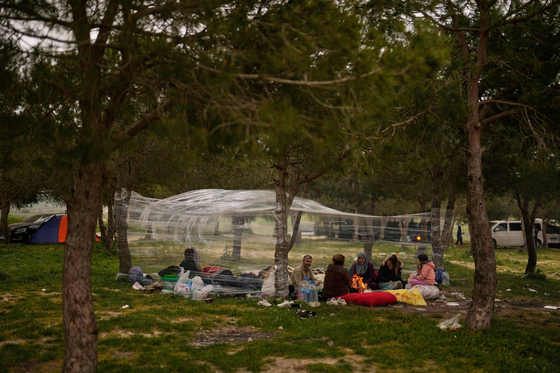 Страхът от продължаващите трусове накара много жители на Истанбул да прекарат нощта навън