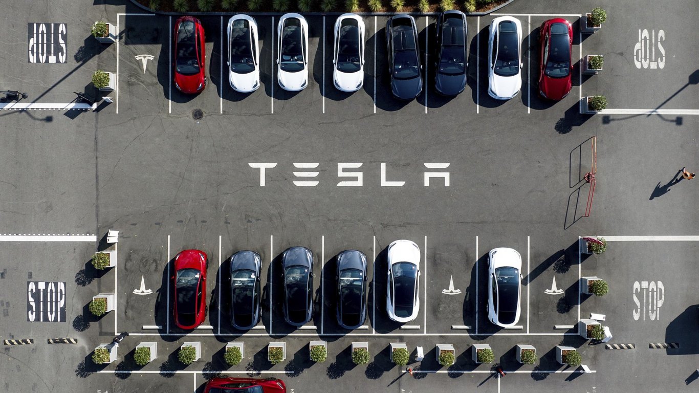 45% спад в продажбите на Tesla в ЕС при ръст, макар и нисък, на Volkswagen и BMW