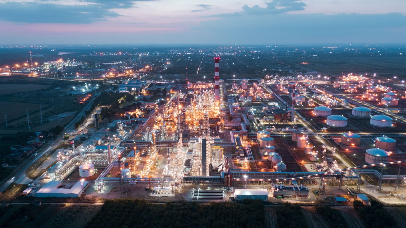 Разлив от 82 000 литра петрол от сръбската рафинерия в Панчево застрашава река Дунав