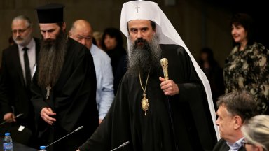 Светият синод постоянно настоява и умолява религията да влезе в