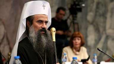 Свещеници отслужиха на Петдесетница празнична литургия и вечерня извършиха водосвет