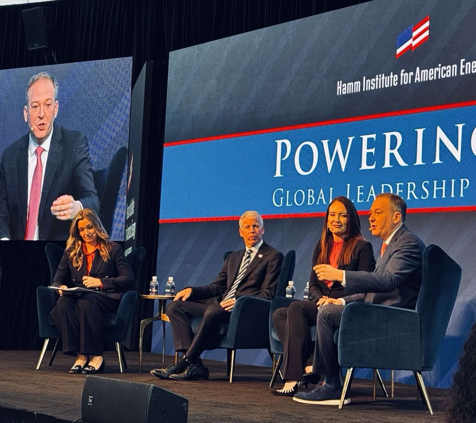Ан Блънцер, изпълнителен директор, Hamm Institute for American Energy; Крис Райт, министър на енергетиката на САЩ; Брук Ролинс, министър на земеделието и Лий Зелдин, ръководител на Агенцията по опазване на околната среда