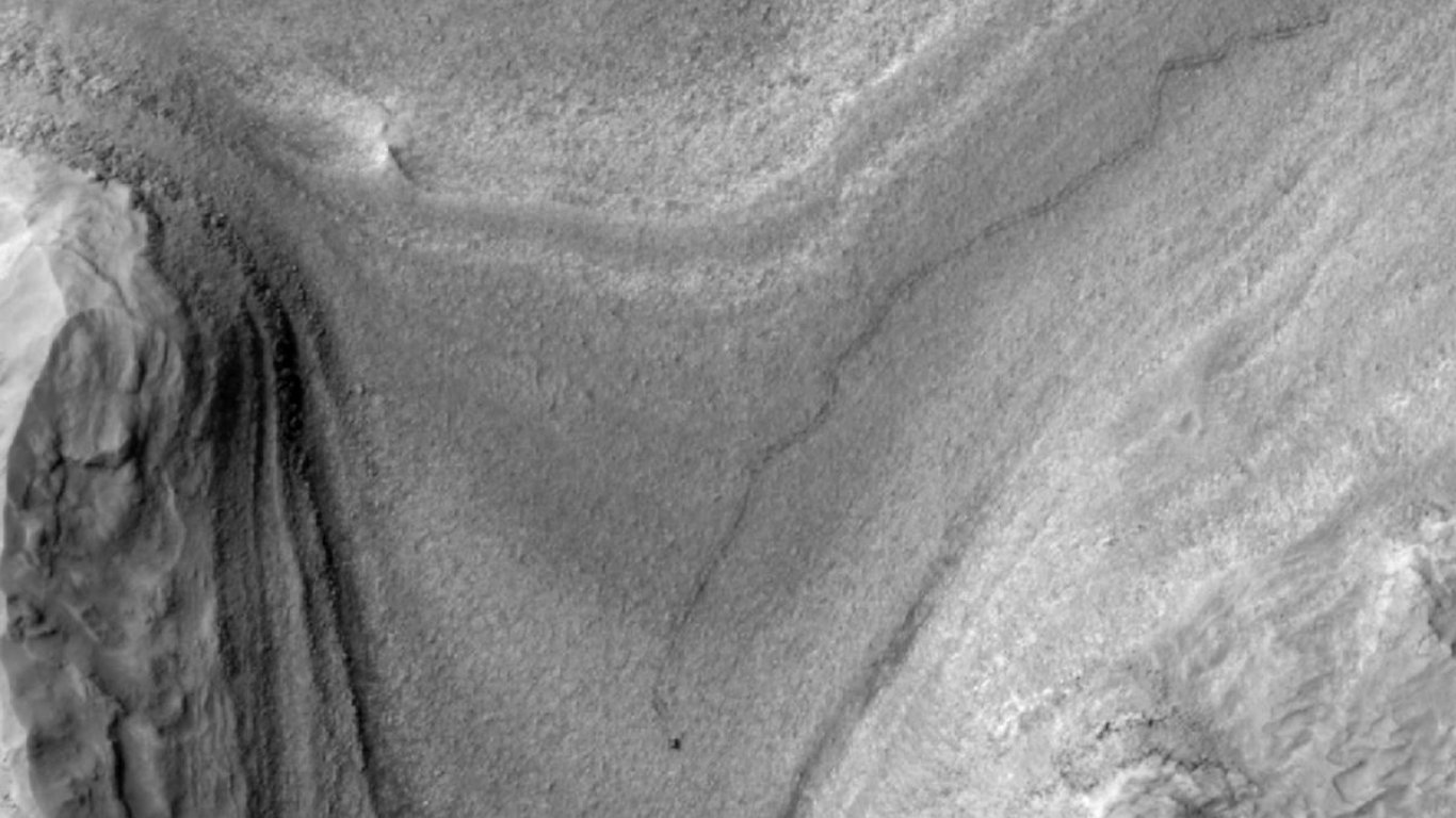Заснеха от орбита роувъра Curiosity в движение по Червената планета