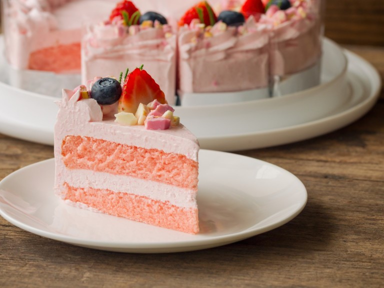 Стъпка по стъпка: Как да си приготвим изящна ягодова торта с йогурт крем и бял шоколад