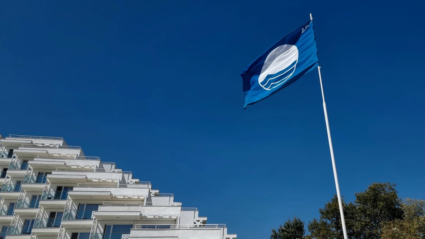 32 български плажа и пристанища получиха „Син флаг“ за сезон 2026