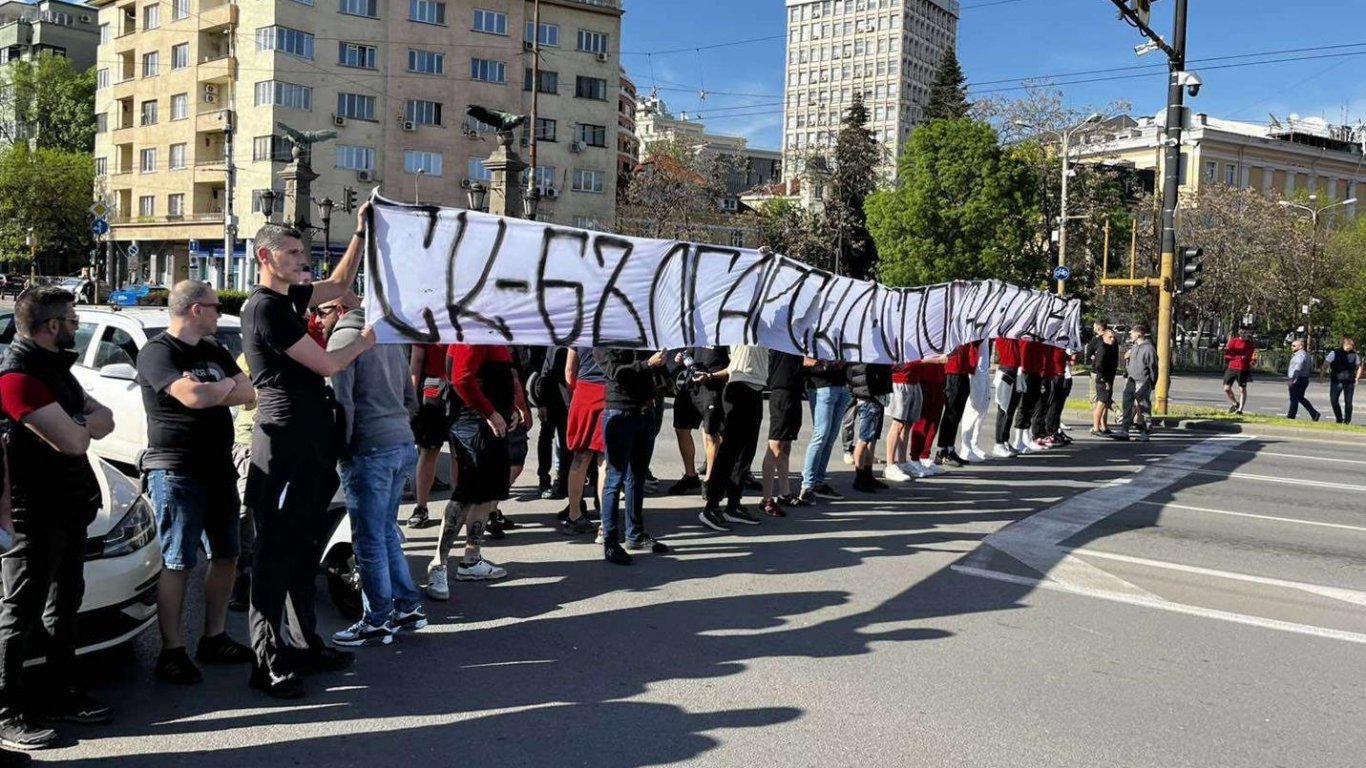 "Червено" недоволство: Феновете на ЦСКА с изненадваща блокада на "Орлов мост" (Видео)