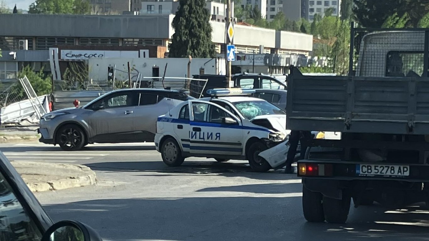 Катастрофа между патрулка и два автомобила в София, пострадаха двама полицаи