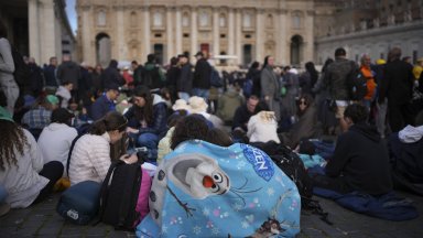 Първите поклонници за днешната церемония по която е с