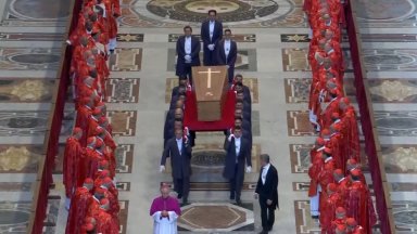 Във Ватикана започна церемонията по който почина на 88 годишна