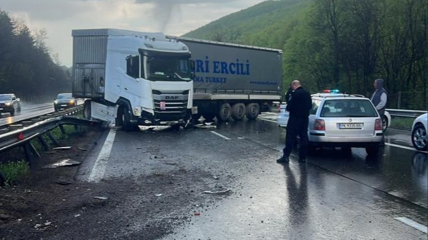 Турски тир се завъртя и блокира движението по магистрала "Тракия"