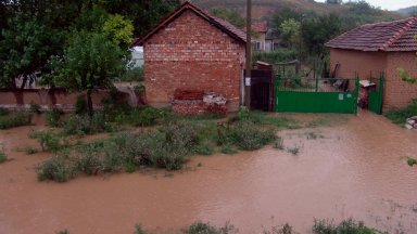 Интензивни валежи от дъжд в Северозападна България предизвикаха наводнения съобщиха