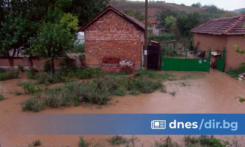 Интензивни валежи от дъжд в Северозападна България предизвикаха наводнения, съобщиха