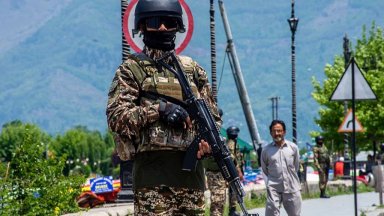 За пореден ден Индия и Пакистан си разменят обстрели по