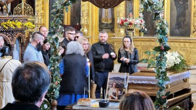 Десетки близки приятели и колеги изпратиха в последния й път