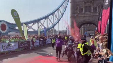 Британски демонстранти настояващи за търговско ембарго срещу Израел изцапаха с